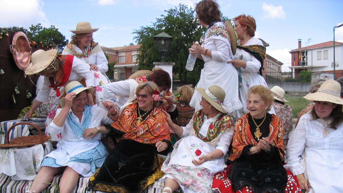 Carroza con participantes en la romería de San Isidro en Valencia de Alcántara ataviadas con el traje típico.