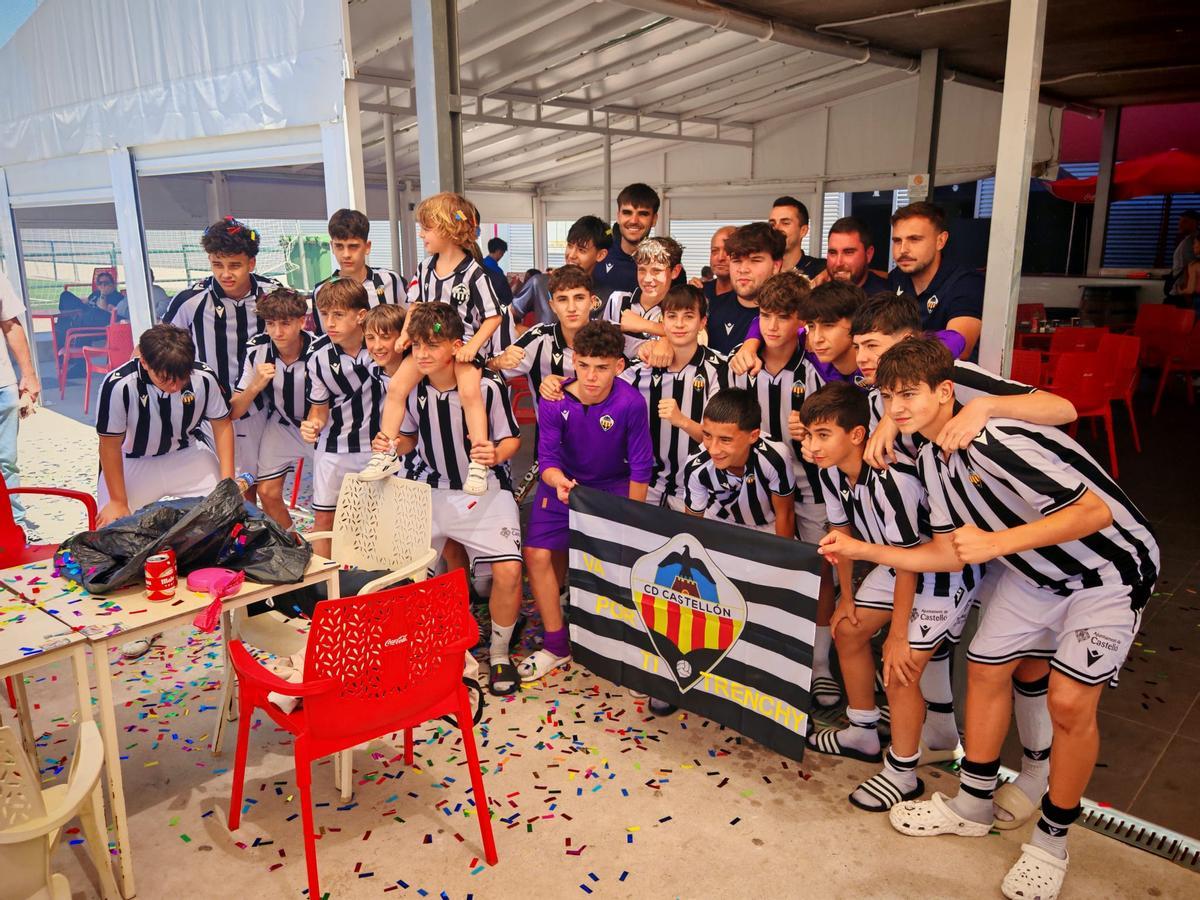 Entrega de una bandera a Bruno Fernández tras la reciente muerte de su madre.