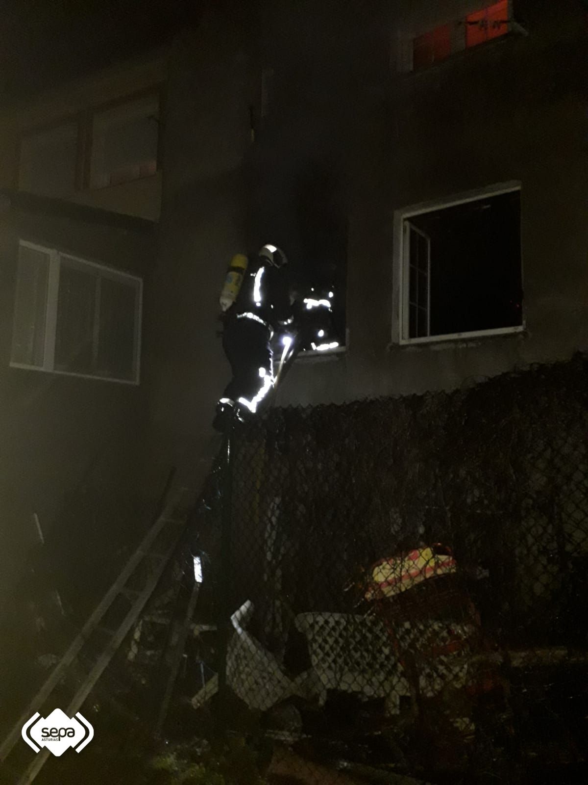 EN IMÁGENES: Muere una mujer y otra resulta herida grave en el incendio de una vivienda en Cangas del Narcea