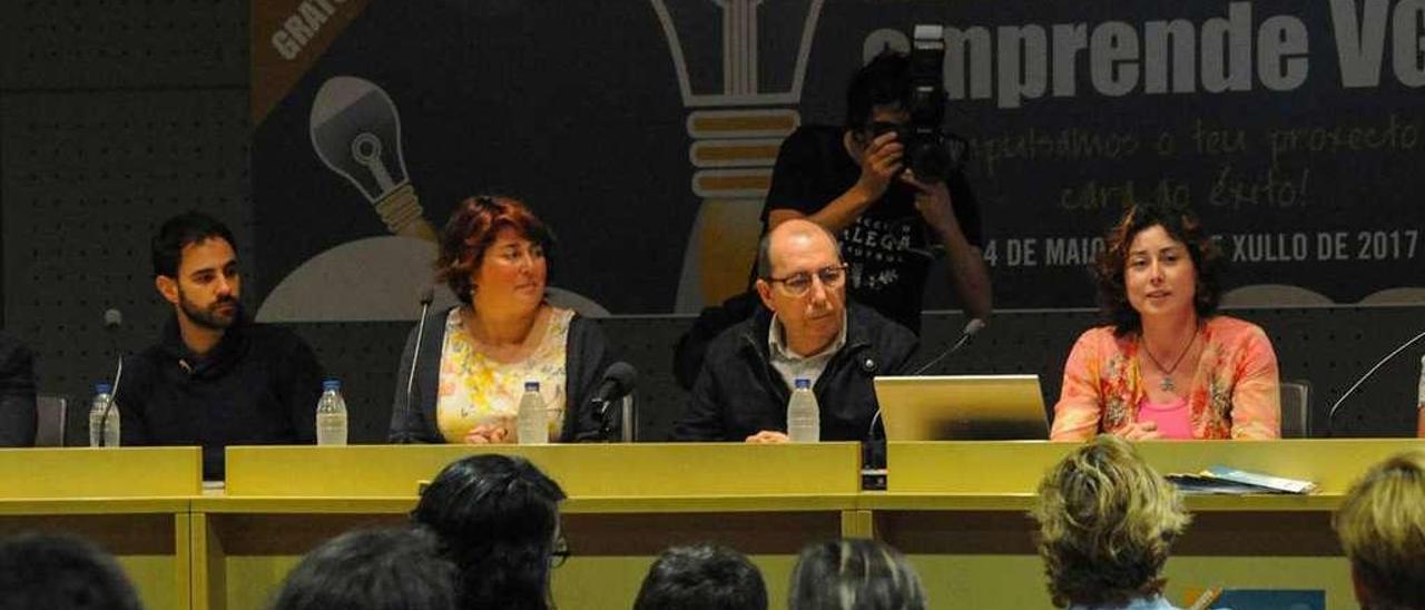 El edil de Promoción Económica, Perez Callón (centro), en la jornada de apoyo a emprendedores.// I. Abella