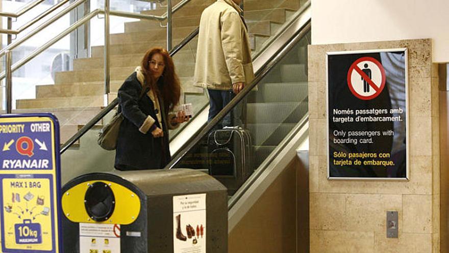 Passatgers dirigint-se a la zona d&#039;embarcament de la terminal de l&#039;aeroport de Girona.