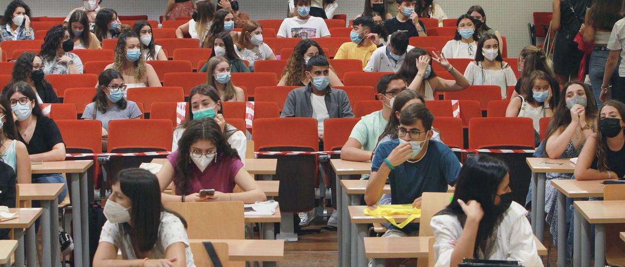 Estudiantes de la Facultad de Educación y Trabajo Social en el inicio de curso. |   // IÑAKI OSORIO