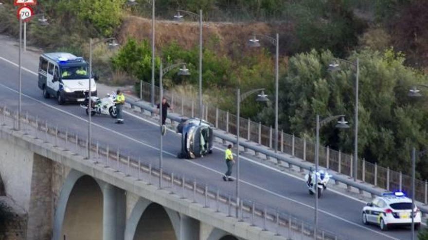 Un coche vuelca en el puente del Matadero de Canals