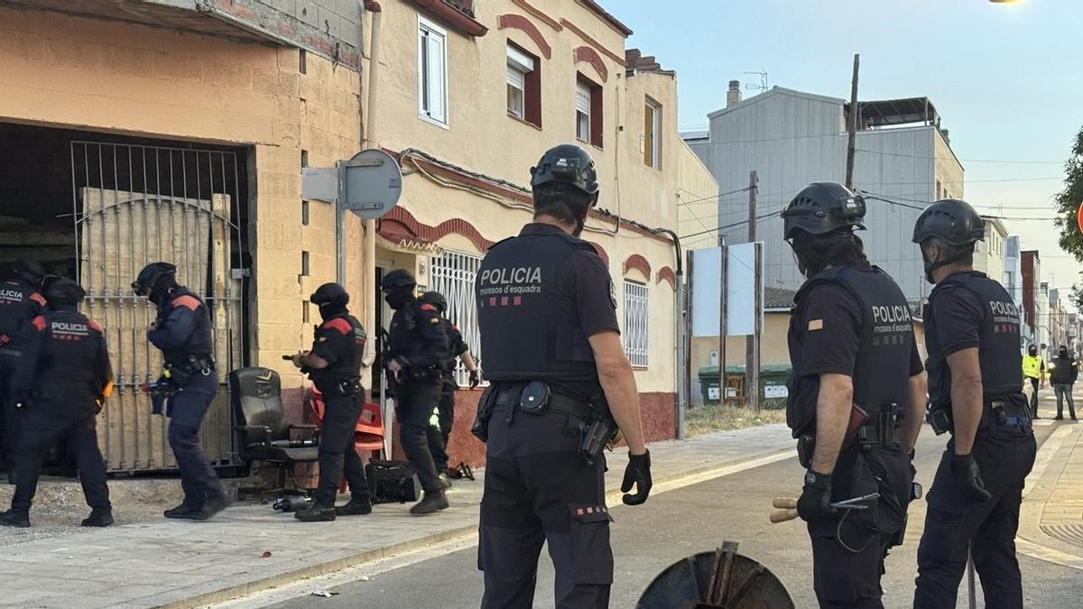 Els Mossos d’Esquadra detenen tres persones i desarticulen un grup criminal dedicat al tràfic de drogues a Vilanova del Camí