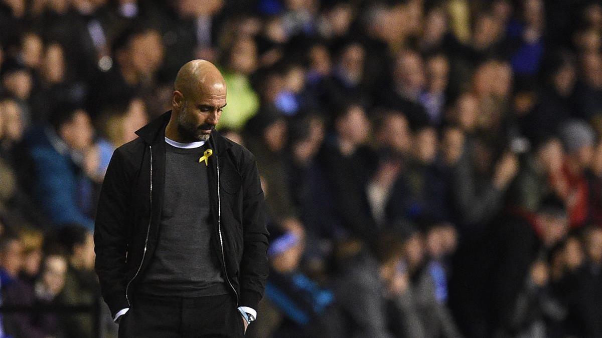 Guardiola, durante el partido en el que el Wigan, un equipo de Segunda B, ha eliminado al City de la Cup.