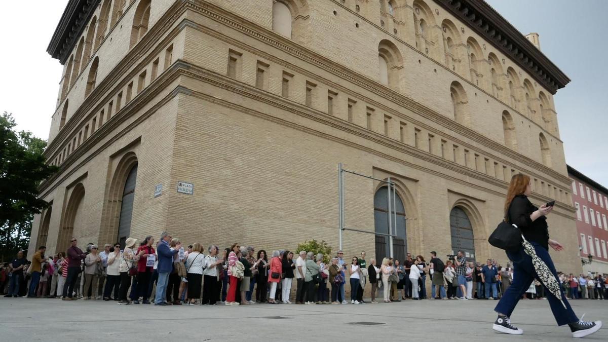 El 3 de mayo se celebró un abrazo ciudadano contra el proyecto de la Lonja de Zaragoza.