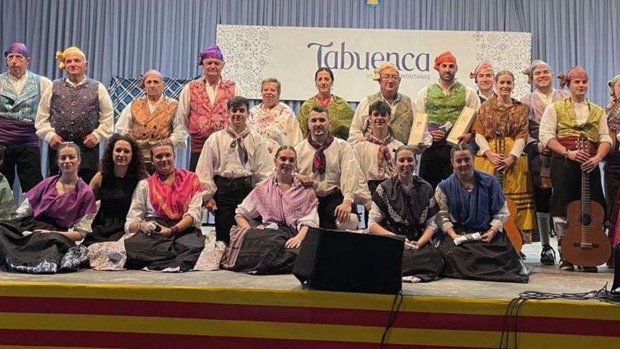 La escuela puso fin a un año especial deleitando al público con sus cantes y bailes. | SERVICIO ESPECIAL