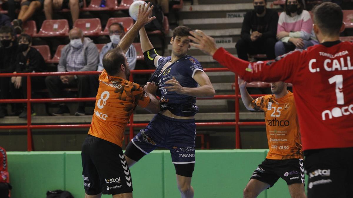 Nacho Salgado en una acción de ataque esta noche en Torrelavega.