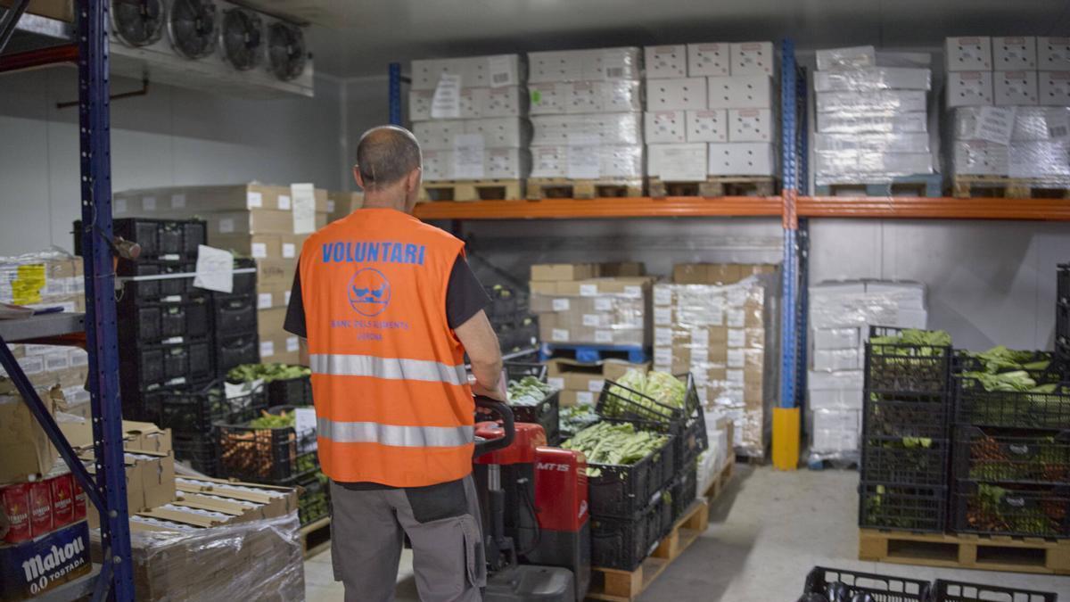 Un voluntari a la seu del Banc dels Aliments de Girona