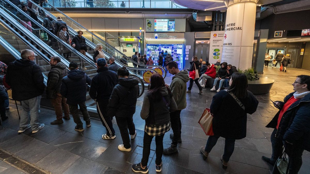 Cola de clientes ante la administración de lotería de Las Arenas, en Barcelona.