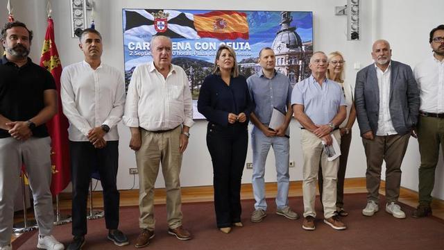 La alcaldesa de Cartagena, Noelia Arroyo (c), junto a miembros de MC, Vox y las asociaciones Cartagena Siempre y Héroes de Cavite.