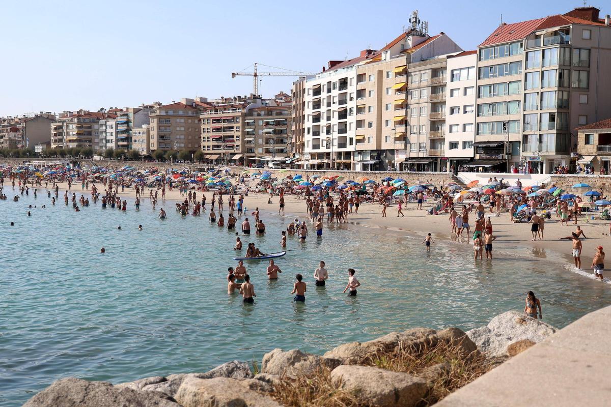 Edificios en primera linea de playa en Silgar.