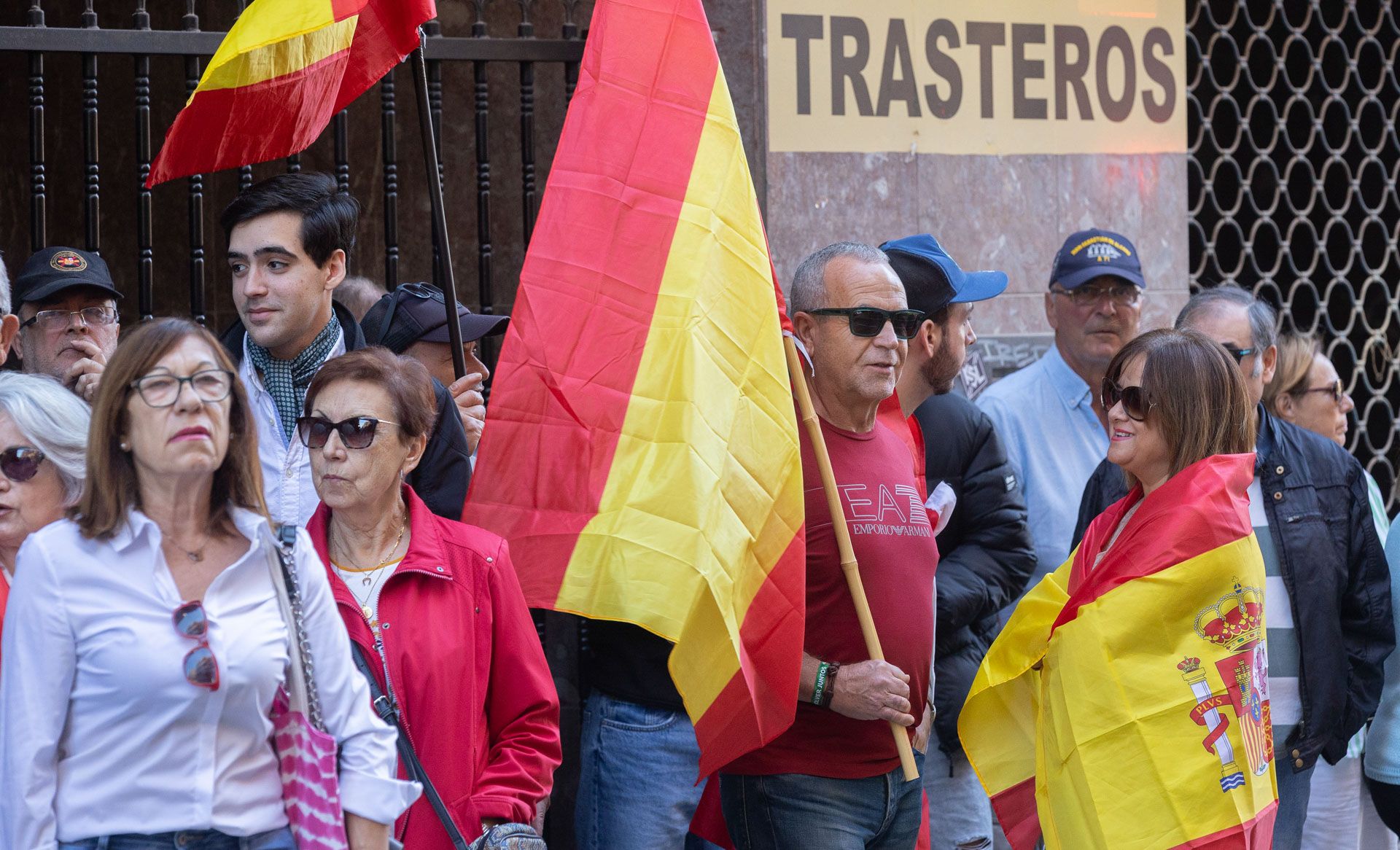 Las imágenes de la concentración contra la amnistía frente a la sede del PSOE en Alicante