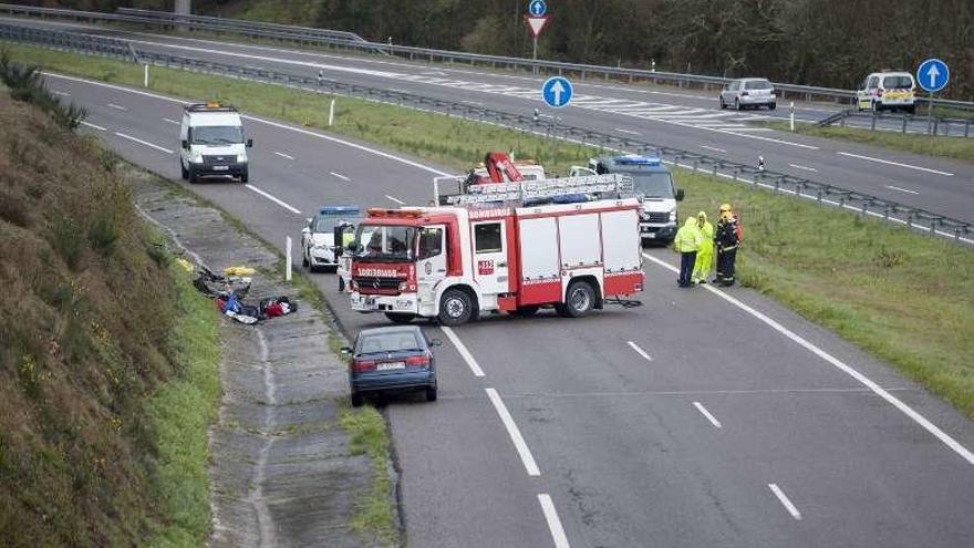 La calzada sentido Porriño de la A-52 estuvo 2 horas cortada. // Brais L.