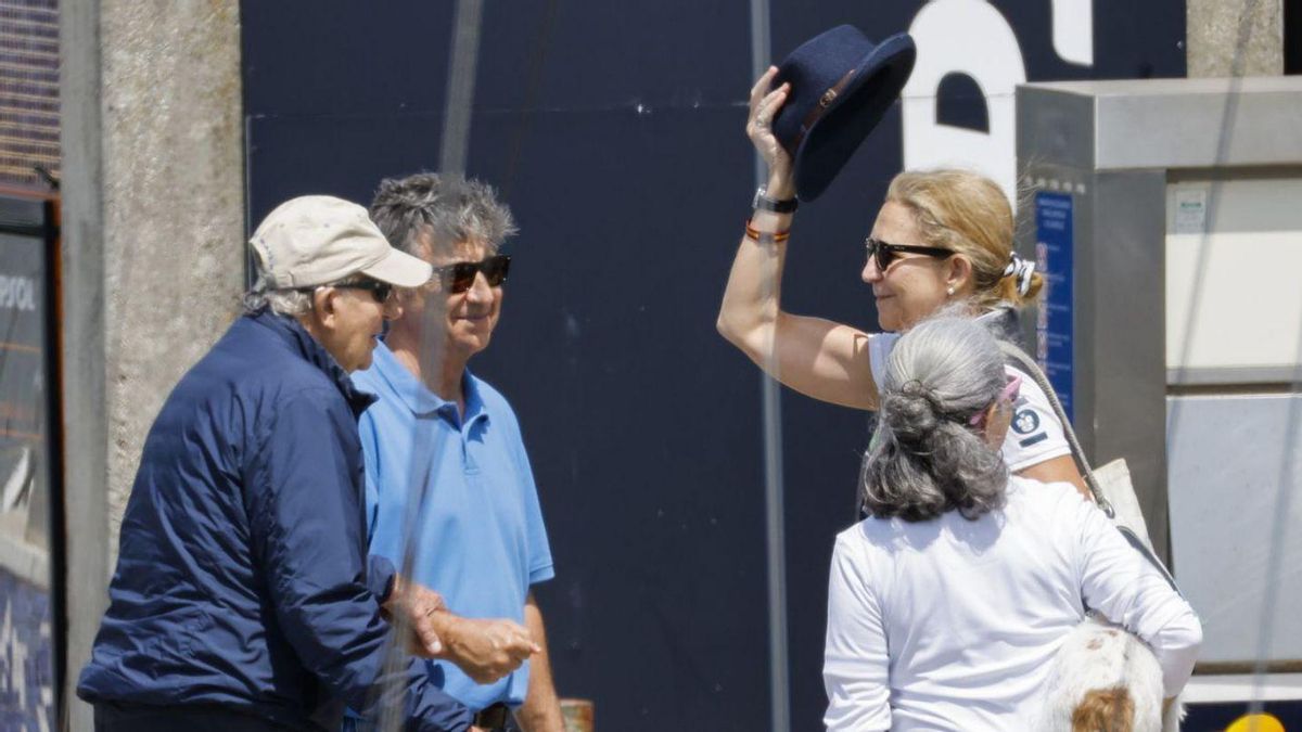 El rey emérito Juan Carlos saluda a la infanta Elena en Sanxenxo.