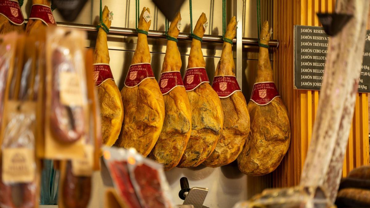 Imagen de archivo de un bar español donde se venden ibéricos como jamón, fuet y chorizo