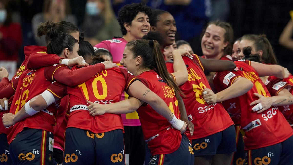 Las jugadoras de la selección española celebra su victoria sobre Alemania.