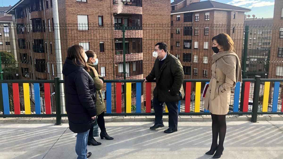 Luis Pacho y Lourdes García, ambos a la derecha, en el colegio.