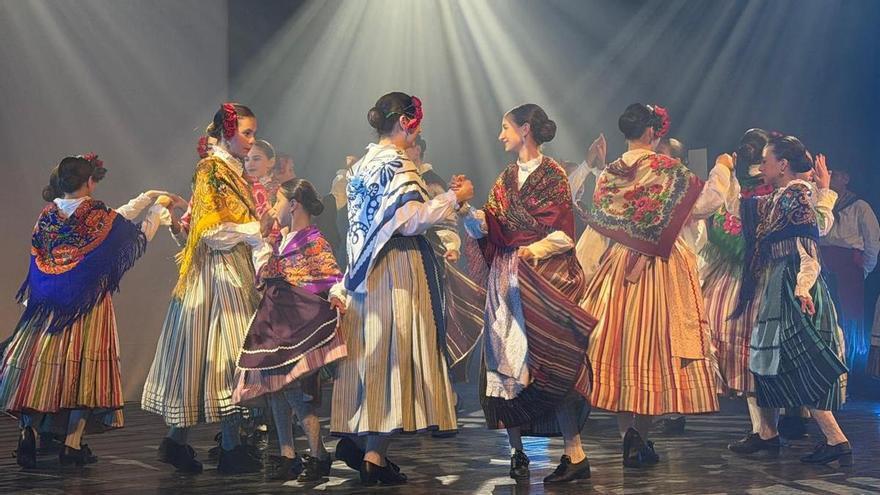 Renacer convierte el verano en un escaparate del folklore extremeño desde Badajoz hasta Francia y Chipre