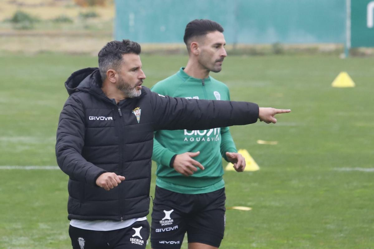 Iván Ania, junto a Kike Márquez en una sesión de entrenamiento.