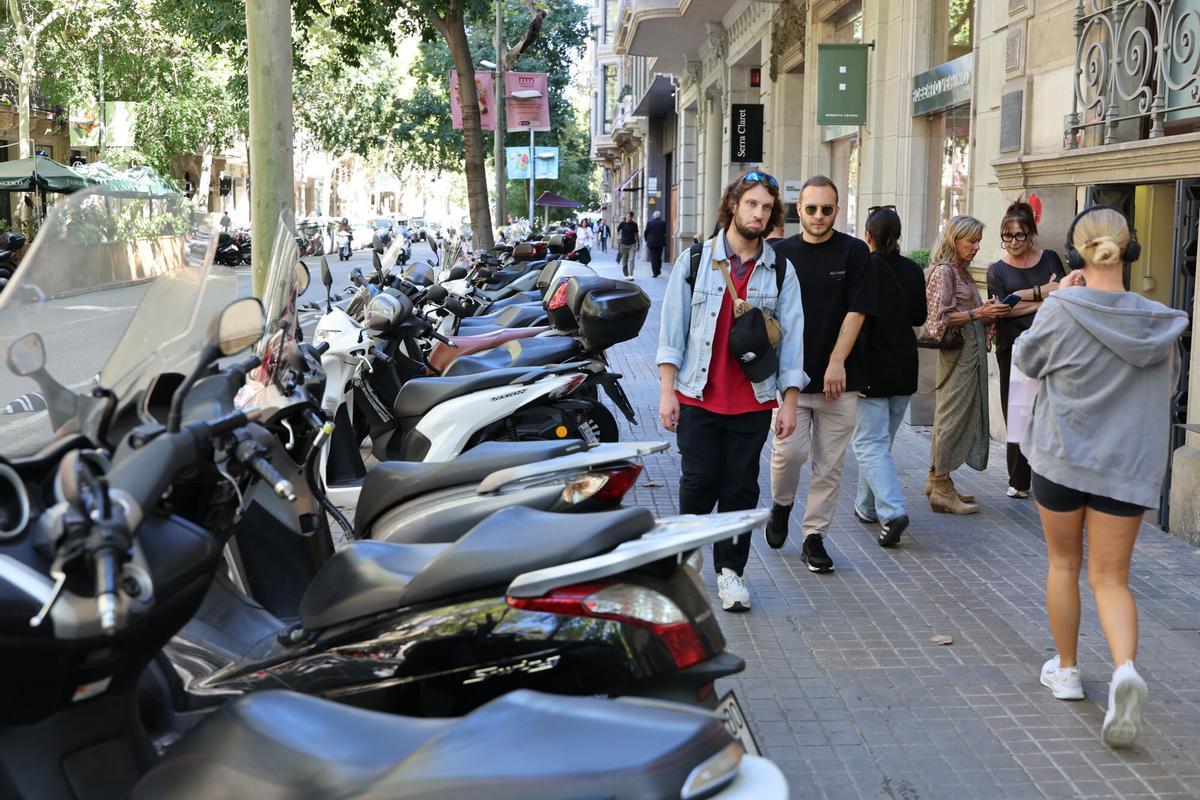 Barcelona 23/09/2025 Barcelona Motos aparcadas en la acera de la calle Provença entre paseo de Gràcia y Rambla Catalunya, plusmarca de motos mal aparcadas. FOTO DE RICARD CUGAT
