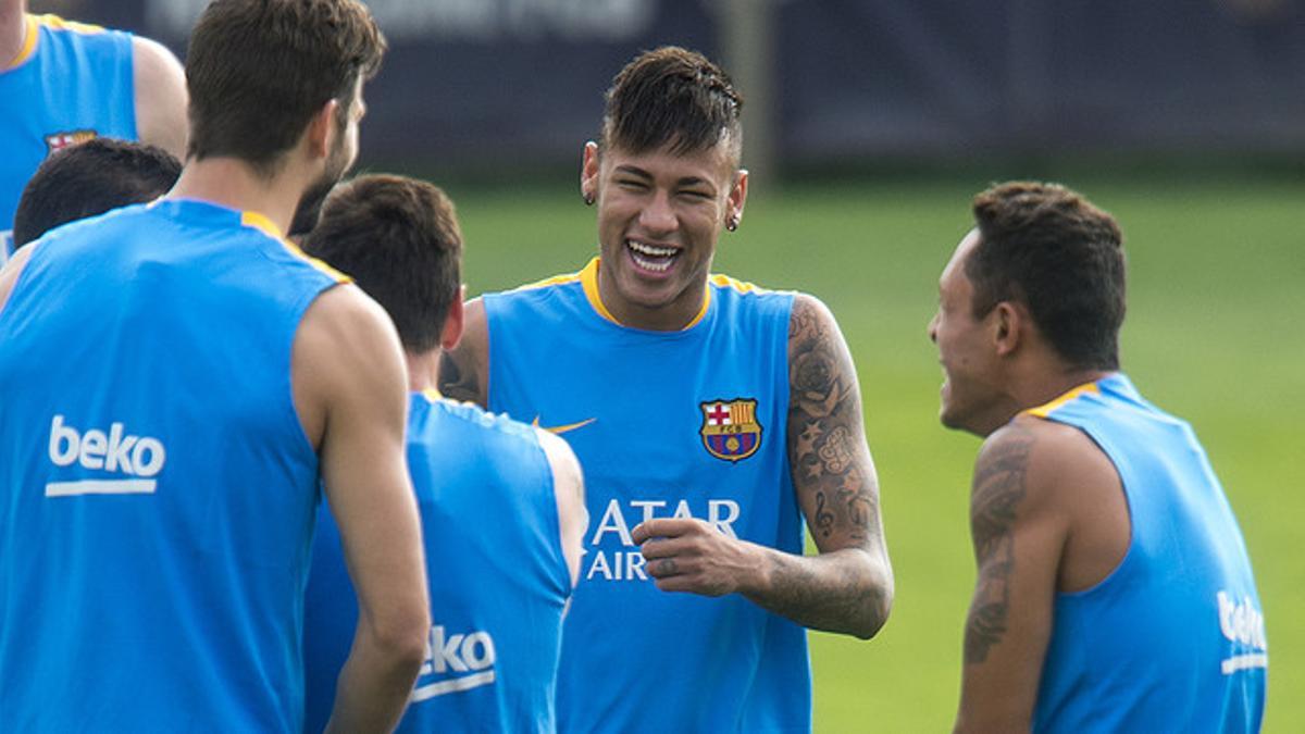 Neymar bromea con Messi, Piqué y Adriano (los tres de espaldas), en un entrenamiento