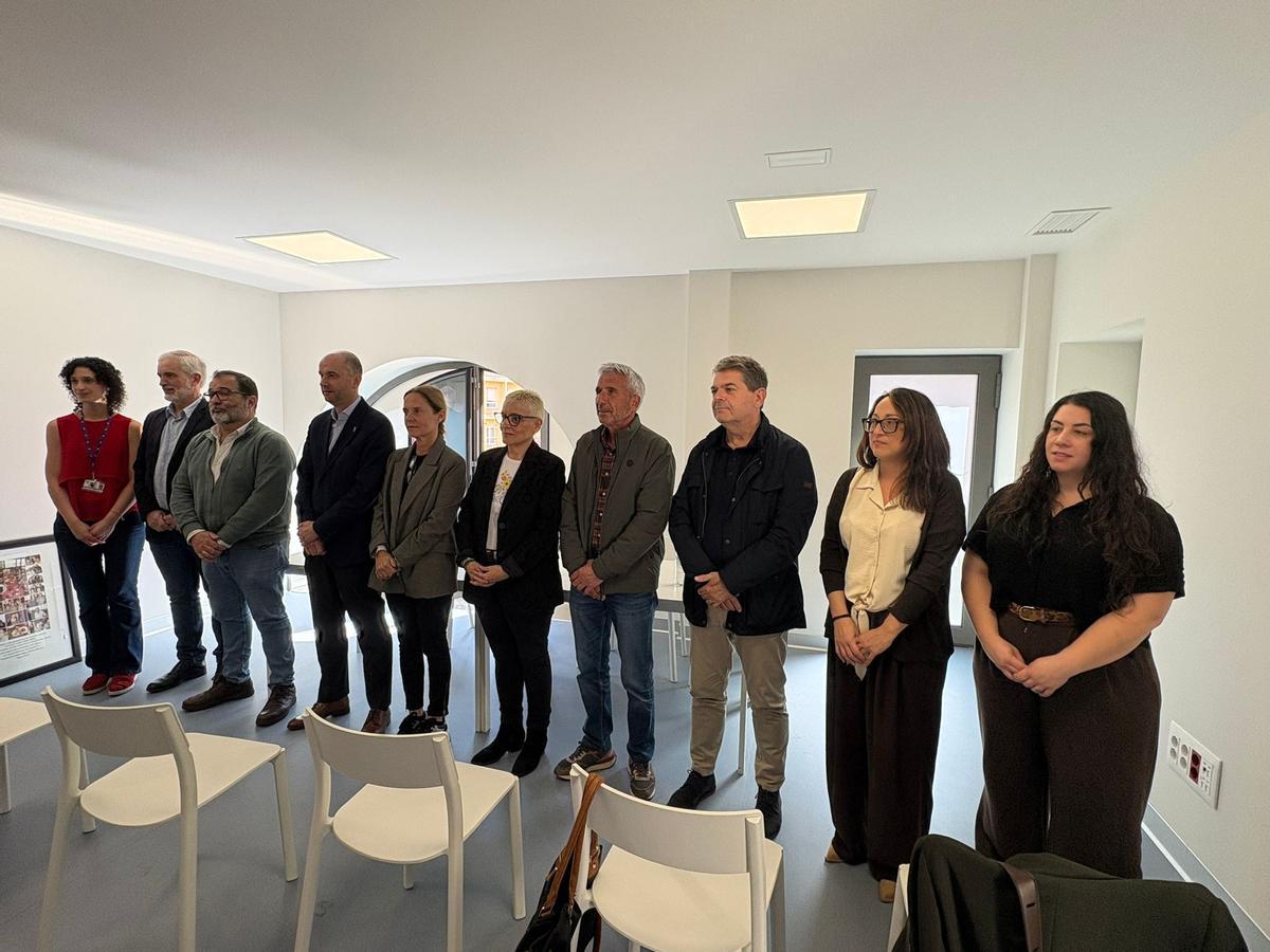 Por la izquierda, Sandra Charro, directora del Hospital Valle del Nalón; Aquilino Alonso, gerente del SESPA; Roberto Marcos García, alcalde de Langreo, Pablo García, viceconsejero de Salud, Marisa Sánchez, gerente del área sanitaria III; Concepción Saavedra, consejera de Salud; Marcelino Martínez, alcalde de Sobrescobio; José Ramón Martín Ardines, alcalde de San Martín del Rey Aurelio;  Leticia Gil, concejala de Laviana y María Garrido, concejala de Caso.