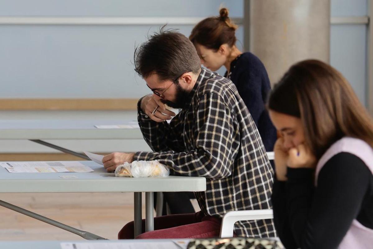 Cientos de personas realizan las pruebas orales del C2 de valenciano