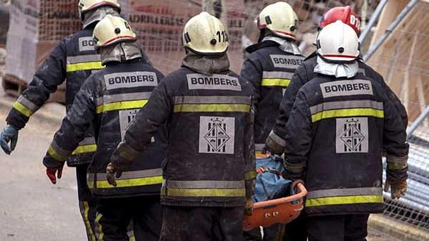 Los bomberos rescatan el cuerpo del cuarto trabajador fallecido al derrumbarse parte de un hotel .