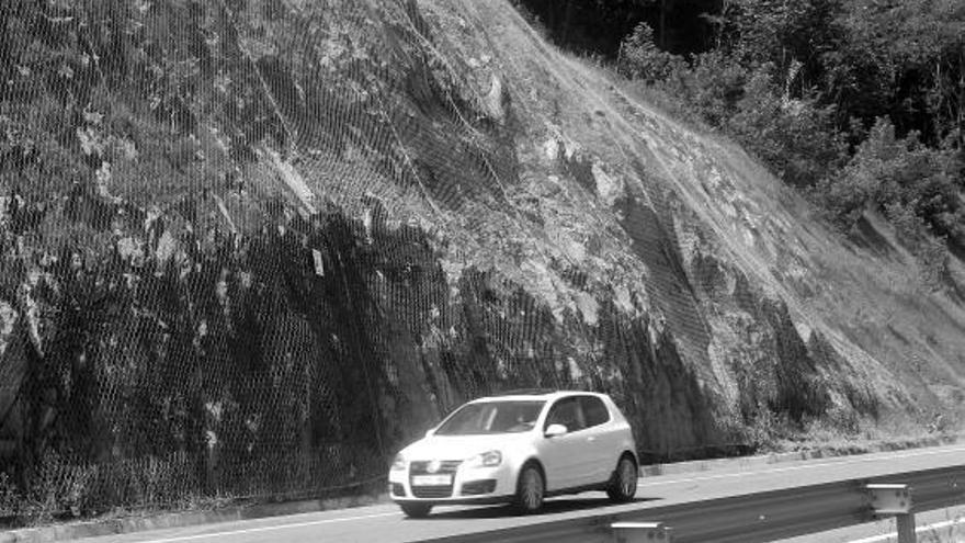 Uno de los primeros turismos que pasaron ayer por el Corredor del Aller tras reabrirse la carretera.