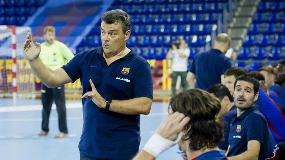 Xavi Pascual da instrucciones a sus jugadores en el Palau.