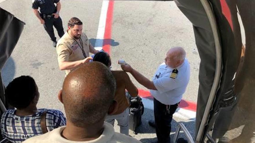 Un avió, en quarantena a Nova York per diversos passatgers malalts