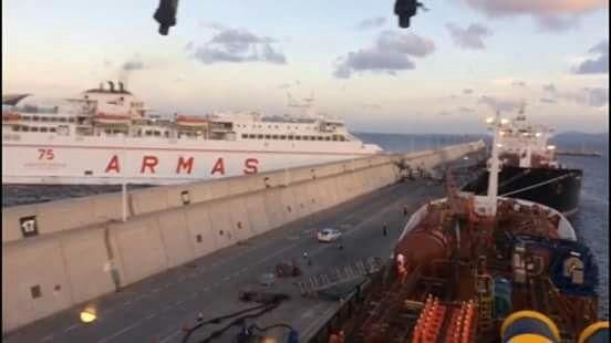 Un ferri xoca contra el port de Las Palmas