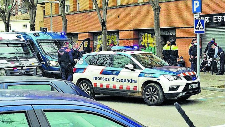 Els Mossos a la zona del parc Central fent detencions després d&#039;una baralla arran d&#039;un robatori