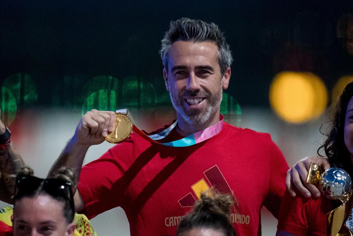 El técnico Jorge Vilda, con la medalla de campeones del mundo con la selección española femenina.