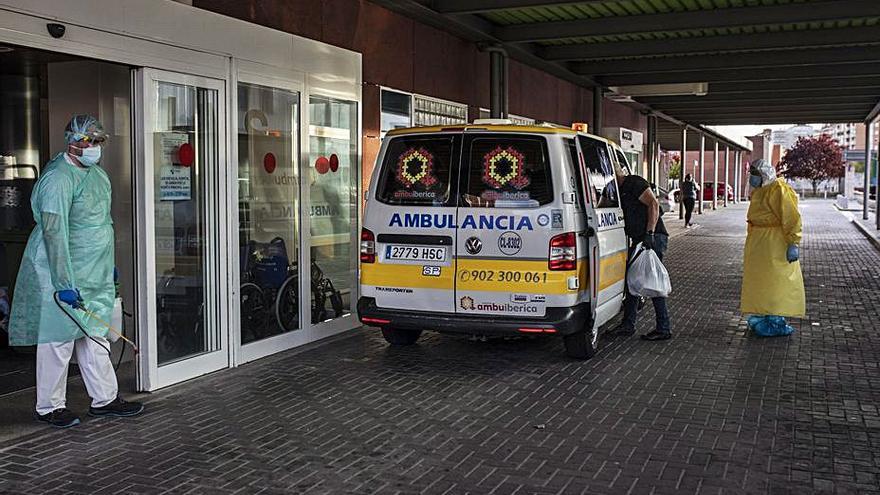 Una ambulancia a las puertas de Urgencias en Zamora. | Emilio Fraile