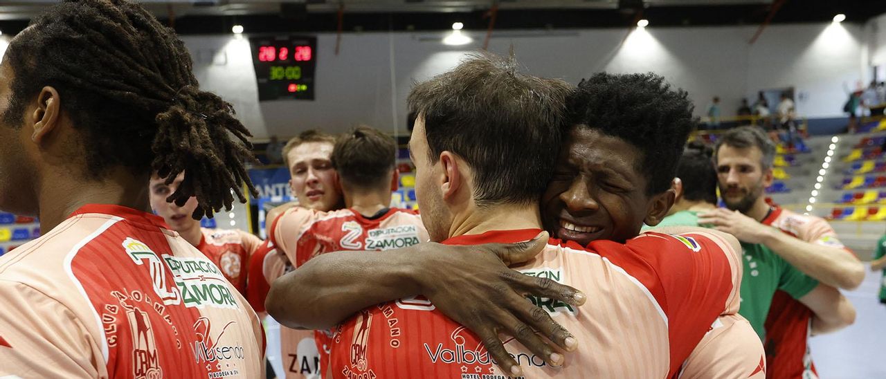 Los jugadores del Balonmano Zamora, desconsolados tras descender.