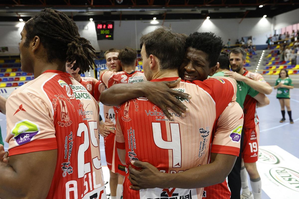 Los jugadores del Balonmano Zamora, desconsolados tras descender.