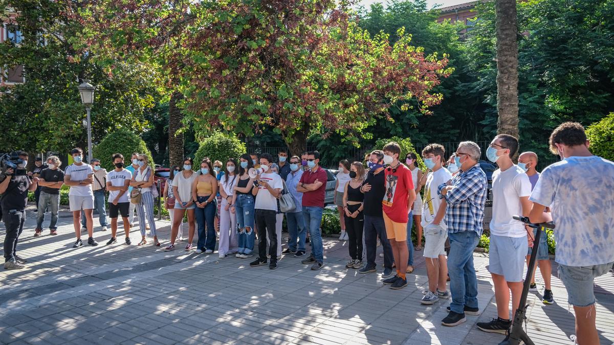 Padres y alumnos del instituto Bioclimático durante la concentración ayer en la avenida de Huelva.