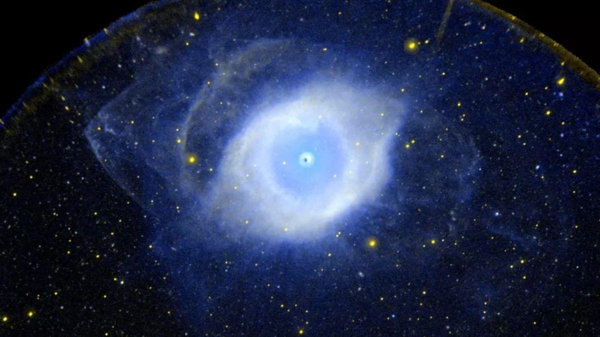 La luz de estrellas distantes, como la Nebulosa de la Hélice que se ve en la imagen, es utilizada por los astrónomos para medir la expansión aparente del Universo. Una nueva investigación sugiere que dicha expansión podría tratarse de una “ilusión” o “espejismo”.
