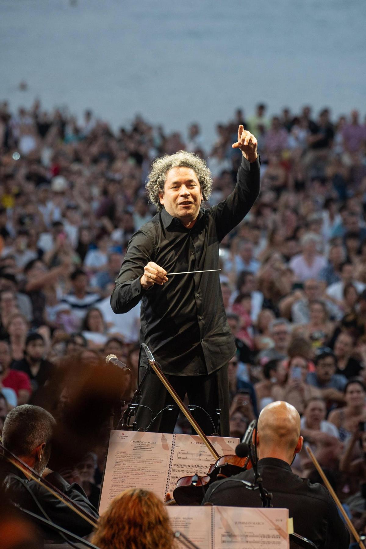 Dudamel dirige en la playa a la Sinfónica del Liceu