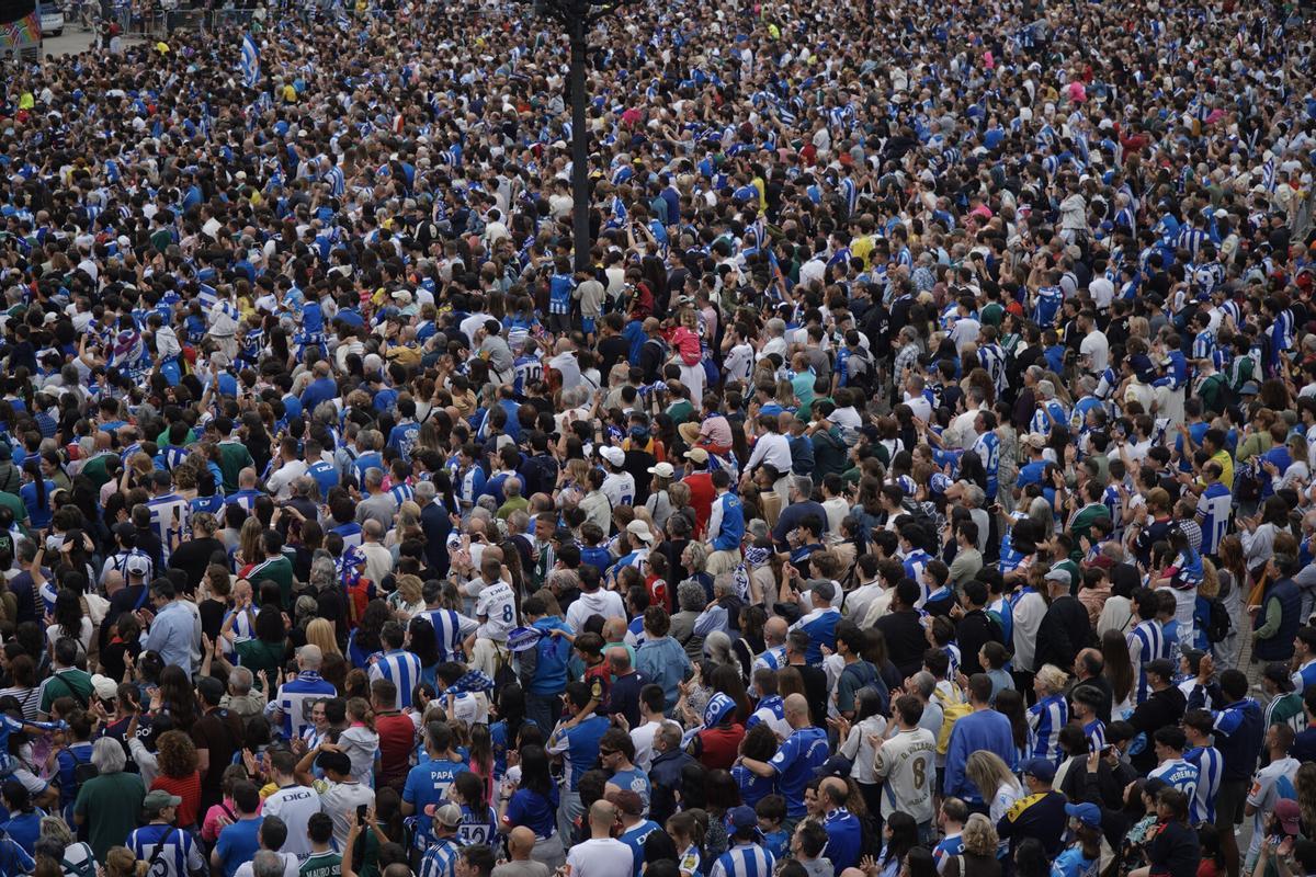 Miles de personas celebraron el ascenso con el Deportivo en la plaza de María Pita de A Coruña