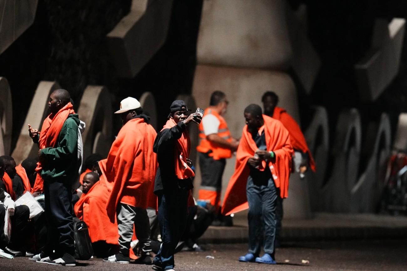 Two canoes arrive in El Hierro and Tenerife with 187 people, one of them with 47 women