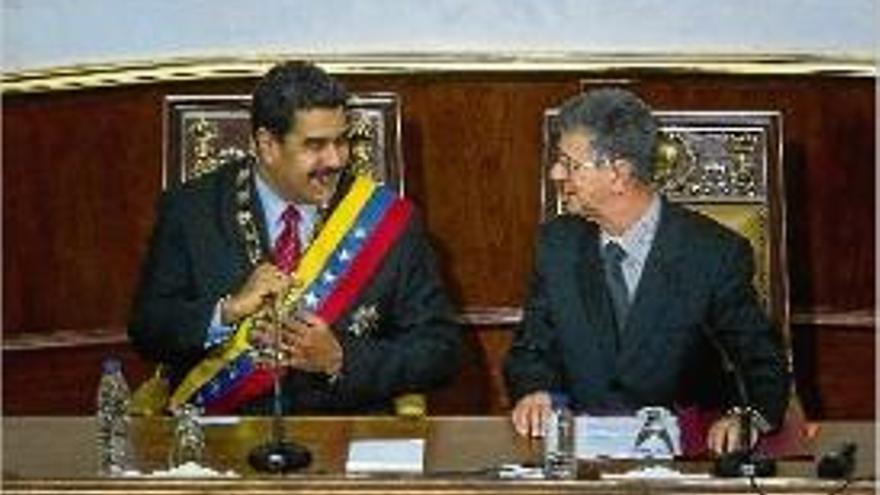 Maduro al costat del president de l&#039;Assemblea Nacional, l&#039;opositor Allup.