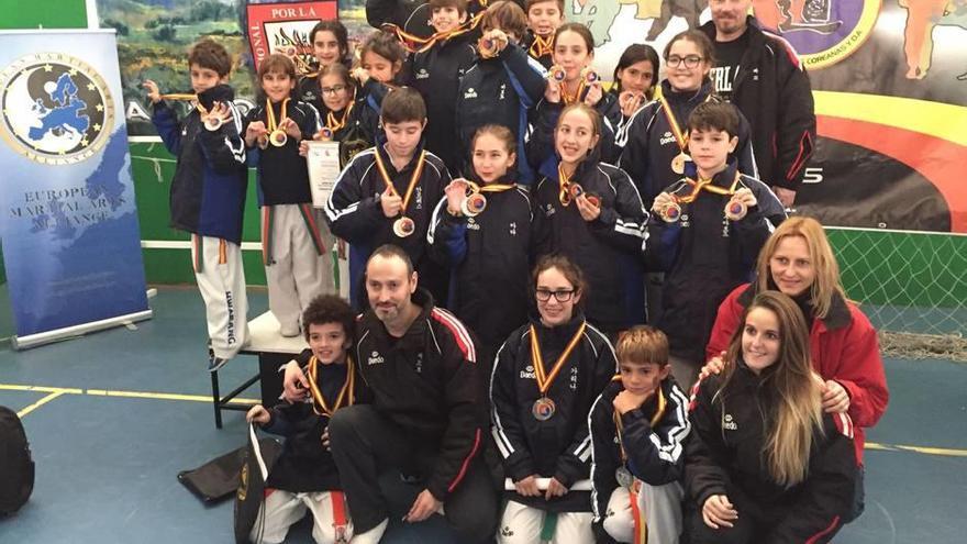 Los deportistas del club Escola Hwarang posan con sus medallas junto a los técnicos.