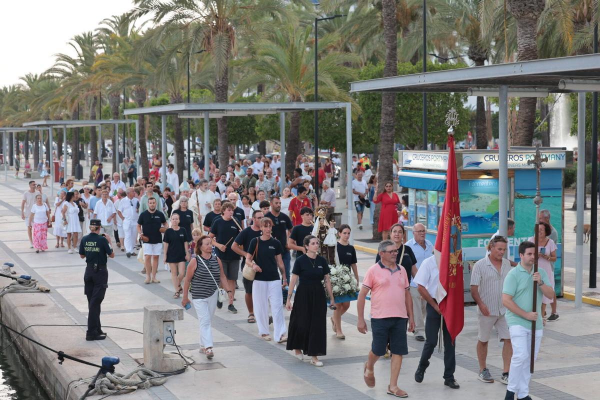 Imágenes de la procesión en honor a la Virgen del Carmen en Sant Antoni