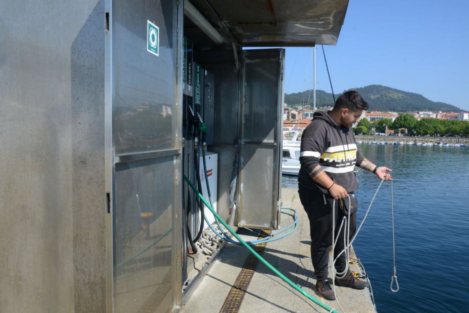 Surtidor de Cangas en la dársena del puerto pesquero.