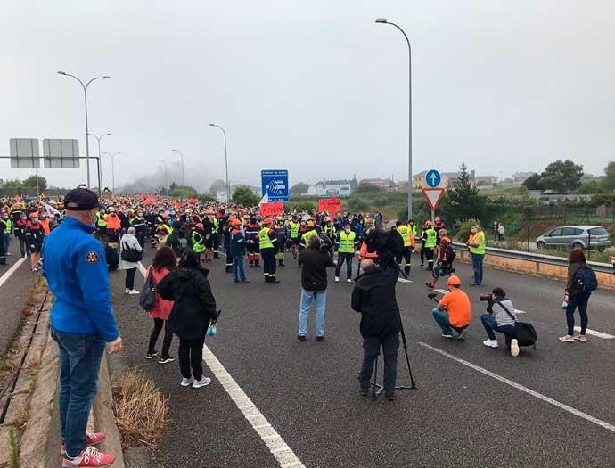 Empleados de Alcoa cortan la A8 en Ribadeo