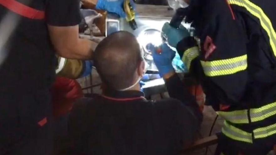 Imagen de la intervención de bomberos y personal sanitario en Los Montesinos