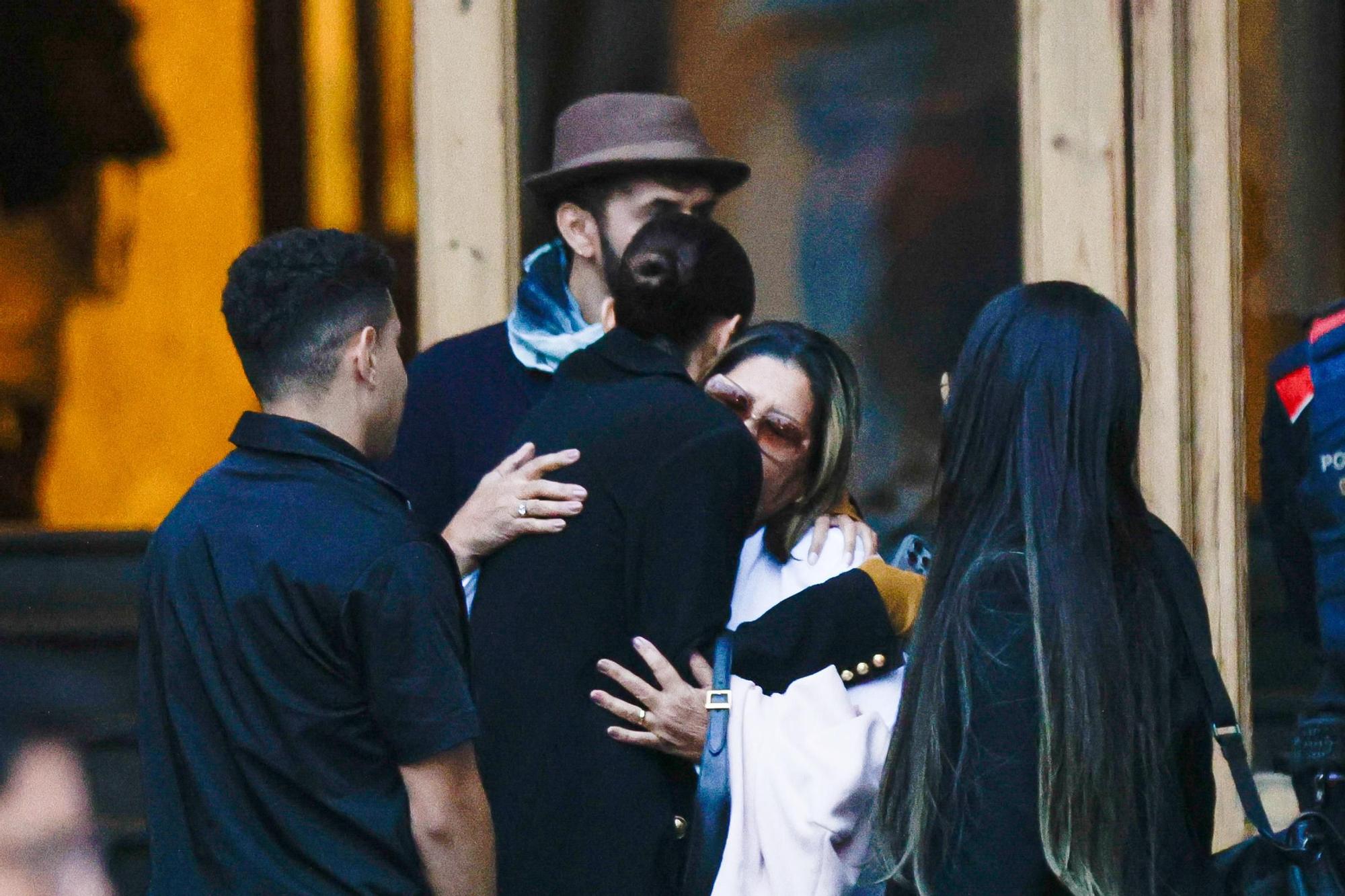 Joana Sanz y la madre de Dani Alves, Lucía; saliendo del juzgado